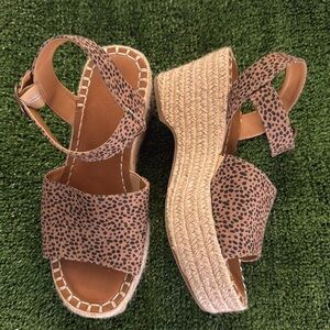 Womens size 7w- Universal Threads - Platform wedge animal print espadrille